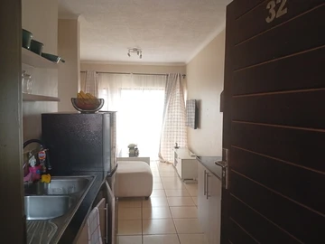 2 Bedroom Flat & Apartment