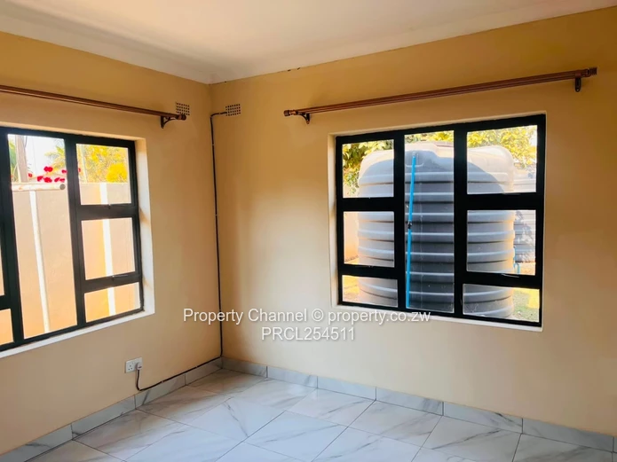 Modern 2-Bed Garden Flat: Built-in Wardrobe, Bath & Water Tank