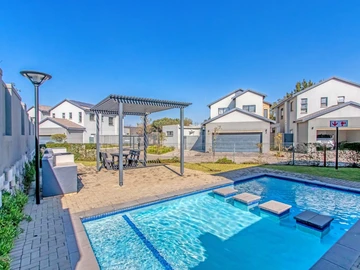 4 Bedroom Flat & Apartment