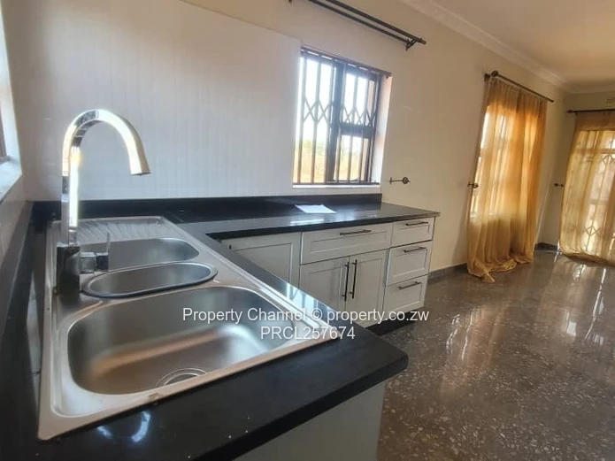 Spacious 3-Bed Cottage in Gletwin Park — Borehole & Solar