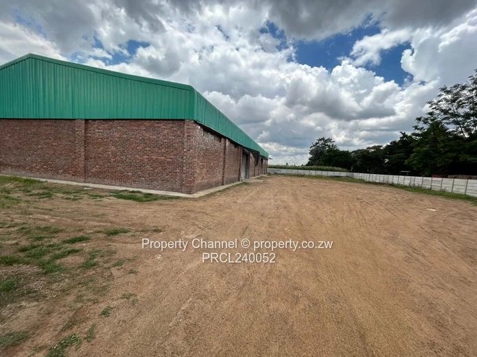 Prospect: 800m² Warehouse on 3000m² with Borehole