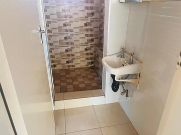 2 Bedroom Flat & Apartment