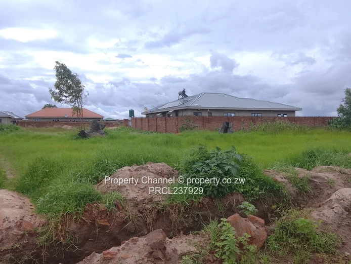 Serviced 200m² Stand on Tarred Main Road, Glen View 1