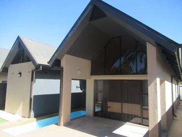 **Luxurious 4-Bedroom Garden Flat with Pool in Mount Pleasant**