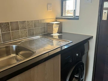 2 Bedroom Flat & Apartment