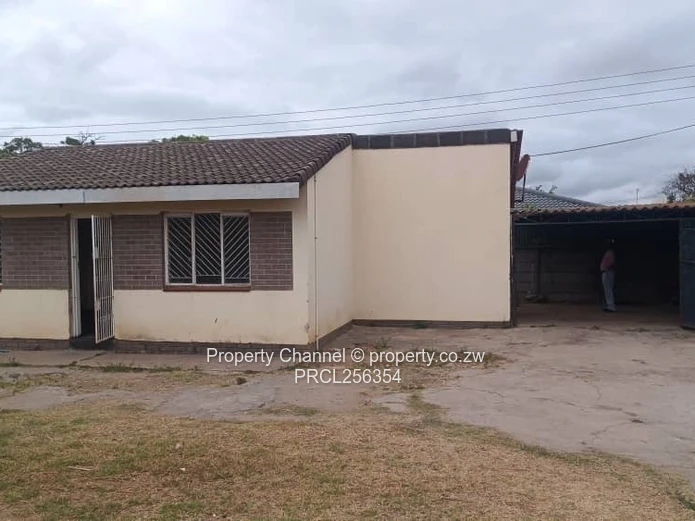 Msasa Park: 2-Bed Home with Covered Carport & Yard