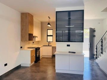 2 Bedroom Flat & Apartment