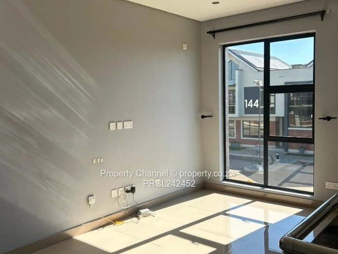 Modern 4-Bed Apartment in Madokero | Pool & Borehole