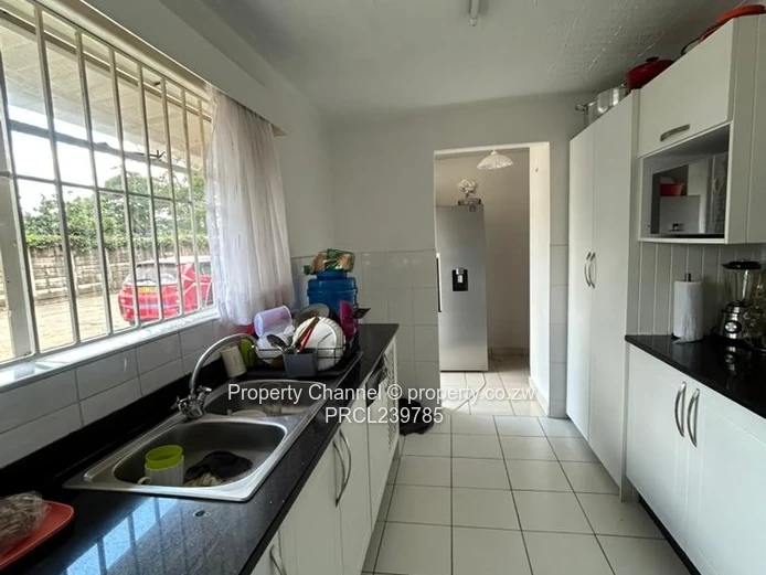 Avondale 2-Bed Garden Flat — Modern Fitted Kitchen & Garden