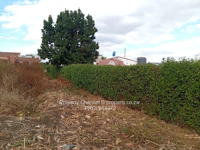 600m² Stand in Hatcliffe — Main Road Frontage, Dilapidated Incomplete Cottage.