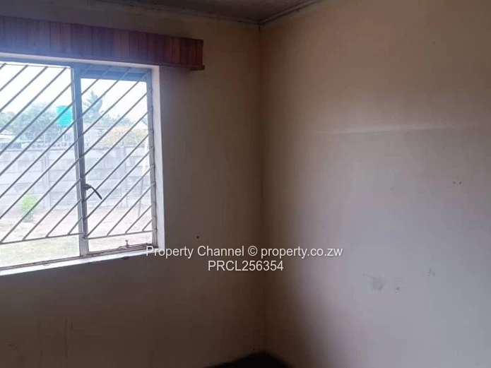 Msasa Park: 2-Bed Home with Covered Carport & Yard
