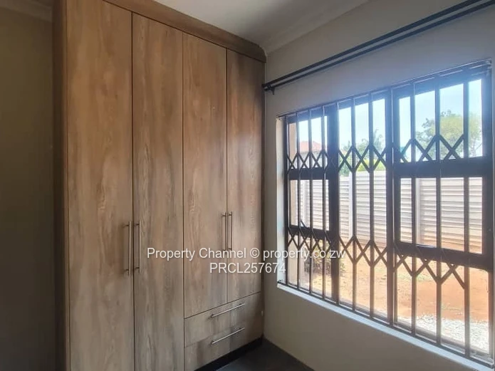 Spacious 3-Bed Cottage in Gletwin Park — Borehole & Solar