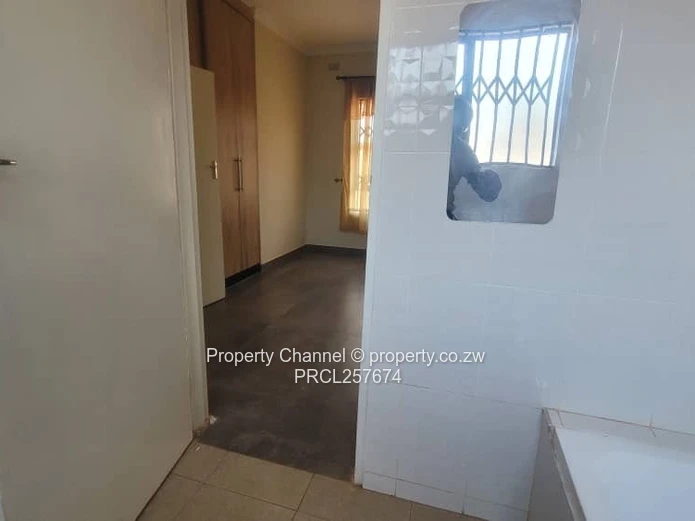 Spacious 3-Bed Cottage in Gletwin Park — Borehole & Solar