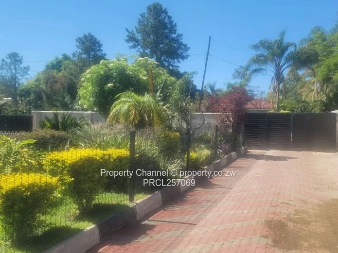Spacious 7-Bed Home with Pool & Borehole, Greystone Park