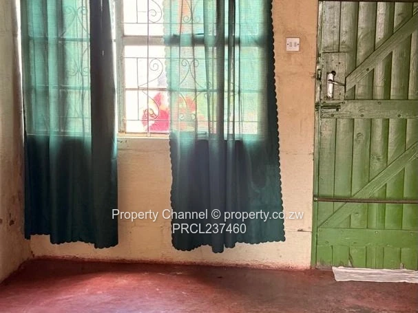 Compact 1-Bed in Zengeza — Walled Yard, Tank & Solar