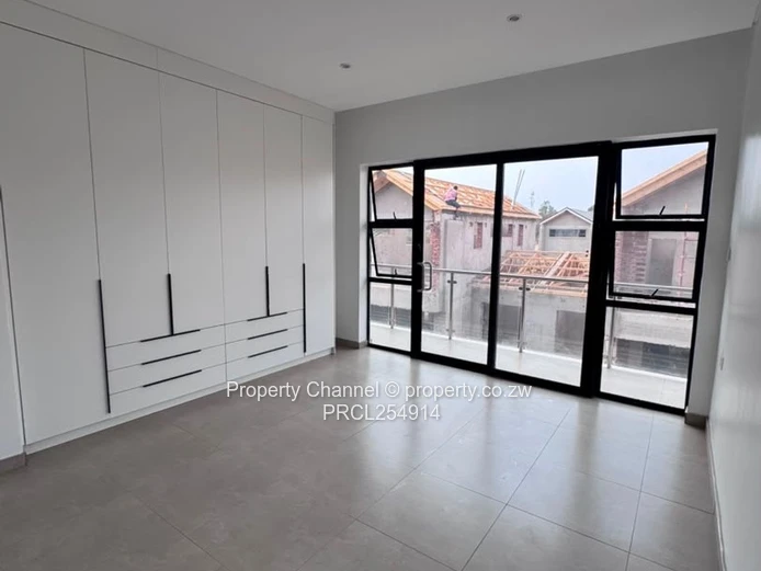 Modern 4-Bed Apartment in Marlborough