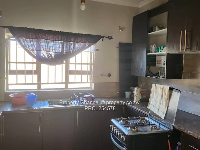 Elizabeth Park Ruwa 1019m² Residential Stand with 2 Cottages 