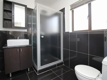 2 Bedroom Flat & Apartment