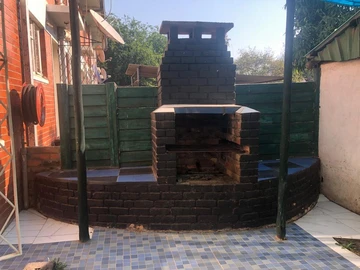 2 Bedroom Flat & Apartment