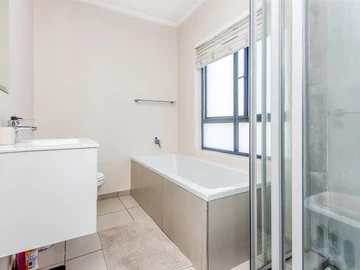 4 Bedroom Flat & Apartment