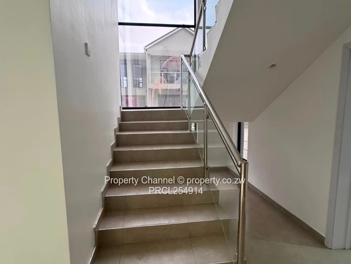 Modern 4-Bed Apartment in Marlborough