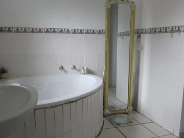 3 Bedroom Flat & Apartment