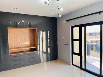 2 Bedroom Flat & Apartment