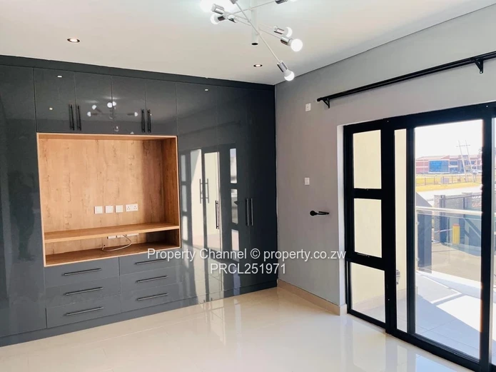 Madokero 2-Bed Flat - Pool, Borehole & Balcony