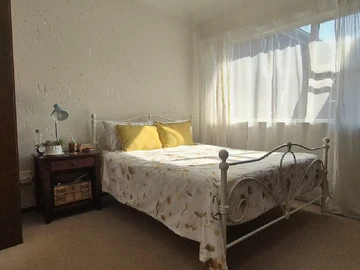 2 Bedroom Flat & Apartment