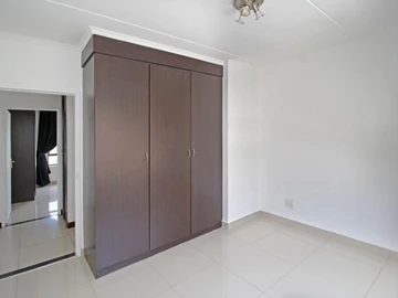 2 Bedroom Flat & Apartment