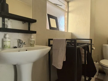 2 Bedroom Flat & Apartment