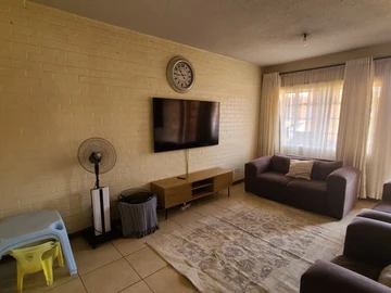 2 Bedroom Flat & Apartment