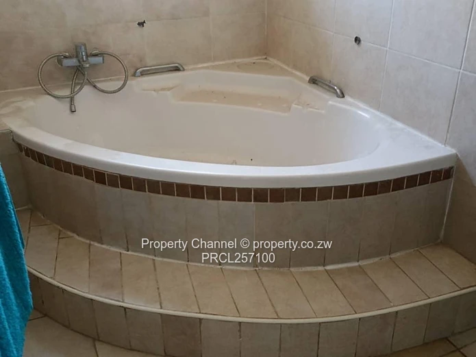 3 Bed standalone cluster in Glen Lorne - Title Deeds  