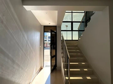 4 Bedroom Flat & Apartment
