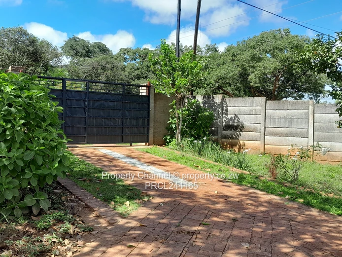 Spacious 3-Bed Mandara Home on 2000m² with Borehole