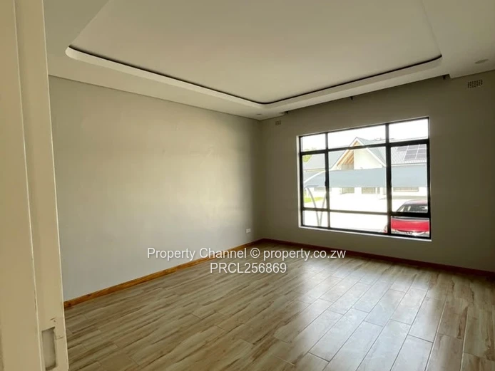 Stunning 3-Bed Home with Vaulted Beams & Kitchen Island