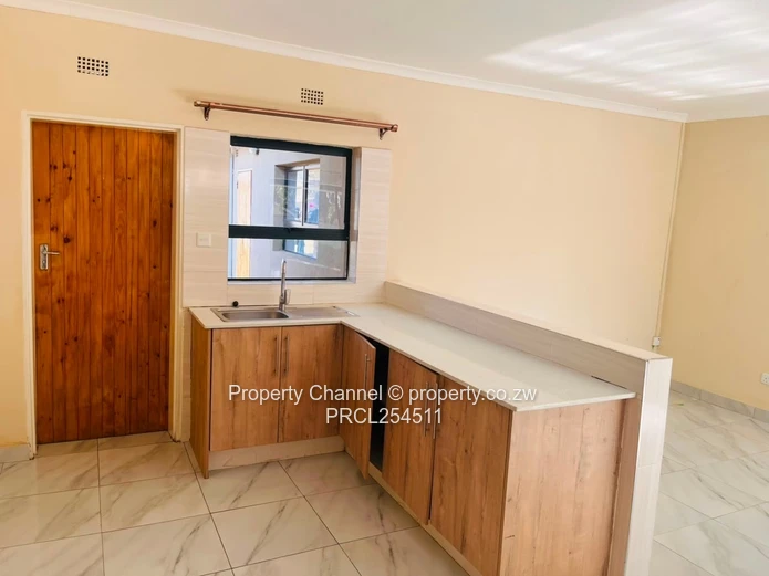 Modern 2-Bed Garden Flat: Built-in Wardrobe, Bath & Water Tank
