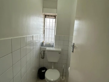2 Bedroom Flat & Apartment