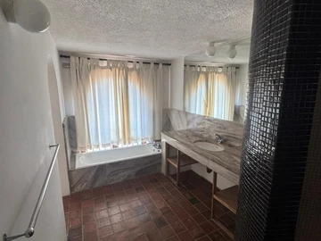 2 Bedroom Flat & Apartment