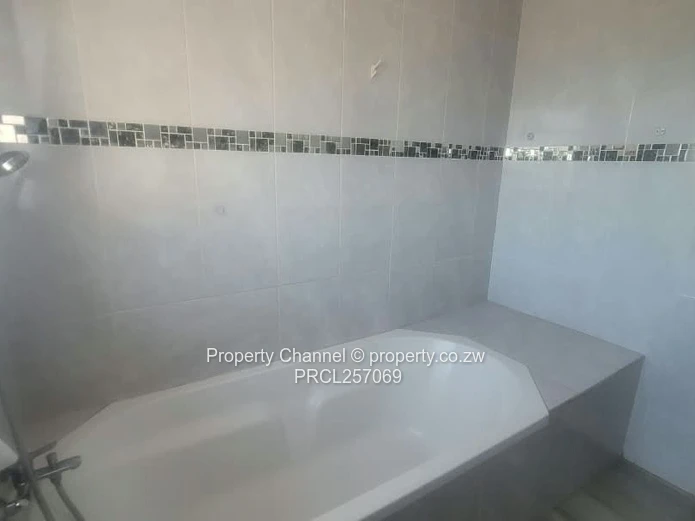 Spacious 7-Bed Home with Pool & Borehole, Greystone Park