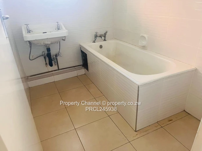 Sunlit 2-Bed Avondale Flat - Bay Window & Wooden Floors