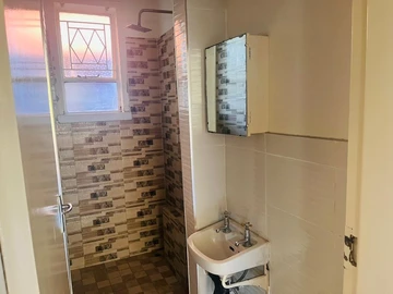 2 Bedroom Flat & Apartment