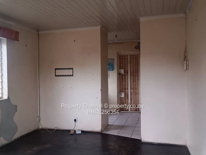 Msasa Park: 2-Bed Home with Covered Carport & Yard