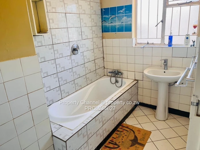 Spacious 2-Bed Flat in Belvedere with Borehole & Large Garden