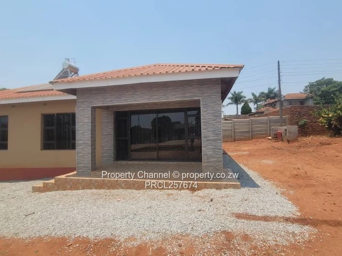 Spacious 3-Bed Cottage in Gletwin Park — Borehole & Solar