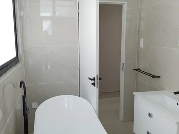 4 Bedroom Flat & Apartment