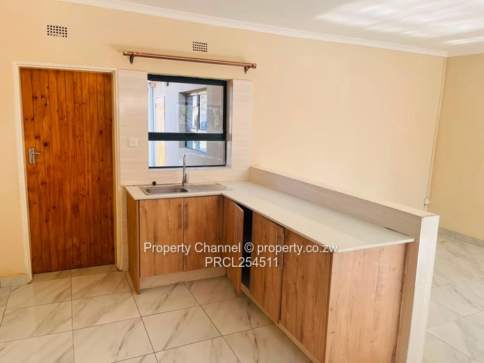 Modern 2-Bed Garden Flat: Built-in Wardrobe, Bath & Water Tank