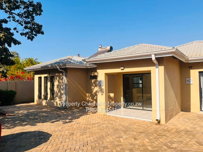 Modern 2-Bed Garden Flat: Built-in Wardrobe, Bath & Water Tank