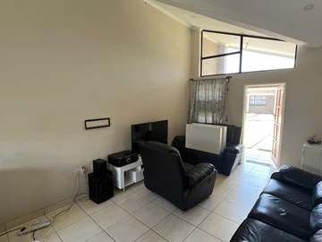 2 Bedroom Flat & Apartment