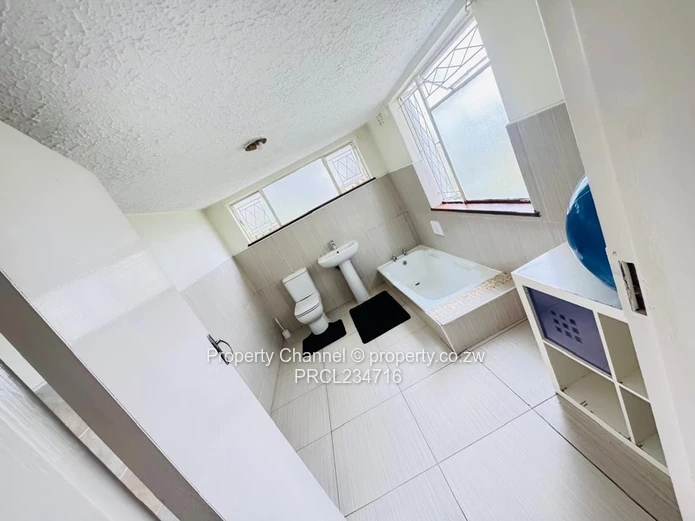 Glen Lorne 4-Bed on 7,033m² — Pool, Borehole & Gardens